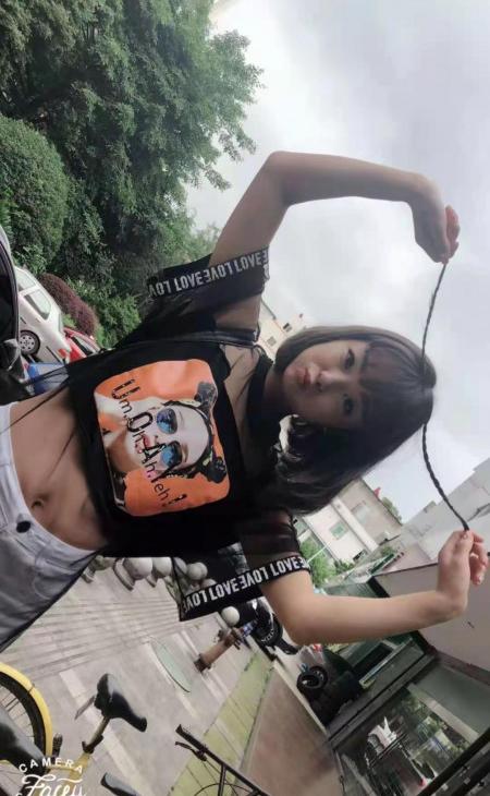 年轻乖巧小美女