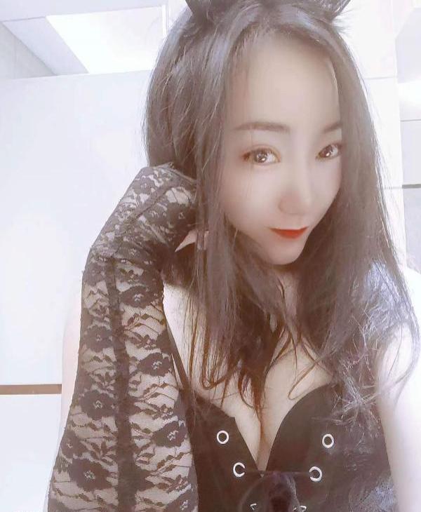 性感美女小雅抓龙筋